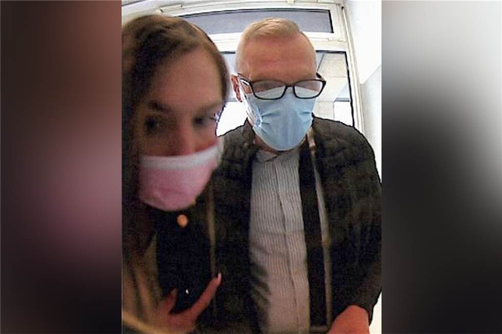 Nach diesen 7 Personen fahndet die Polizei Dortmund aktuell Diese beiden Personen haben am 28. Oktober Geld mit einer gestohlenen Karte abgehoben.