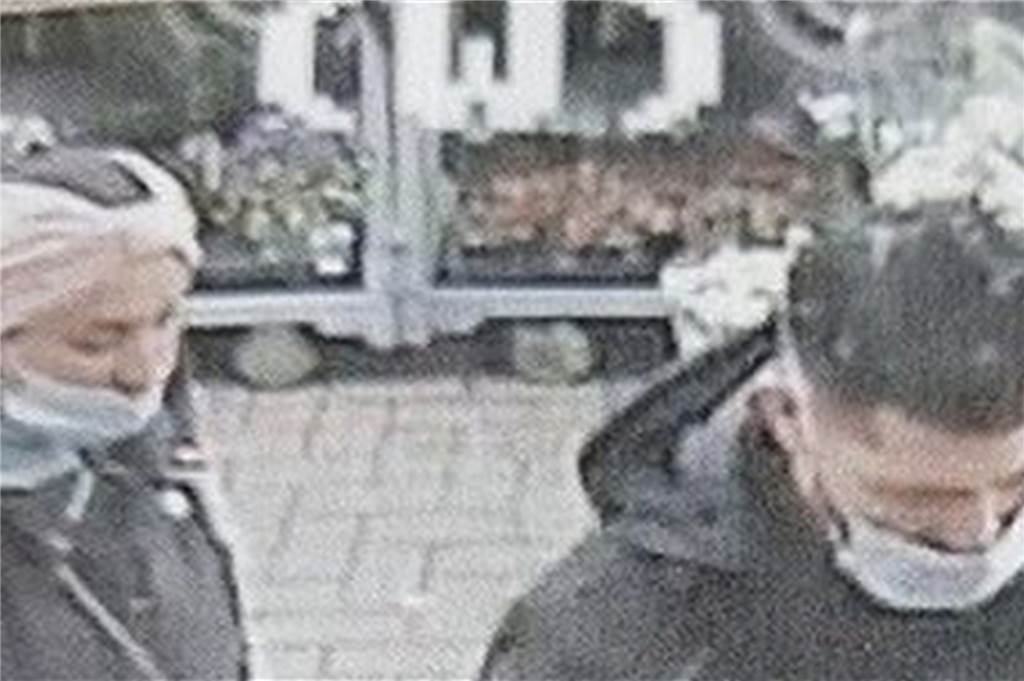 Nach diesen 7 Personen fahndet die Polizei Dortmund aktuell Diese beiden Personen sollen einem Mann am 2. November die Geldbörse gestohlen haben.