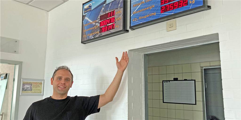 Weg vom Gas: Benny Bartel vom SSC Hörde erklärt, wie das im Hallenbad geht Diese beiden Tafeln, auf die der SSC-Vorsitzende Benny Bartel hier zeigt, hängen im Eingangsbereich des Schwimmbades unter der Decke. Diese roten Zahlen bedeuten für das Schwimmbad: weniger teures Gas und eine finanzielle Entlastung.