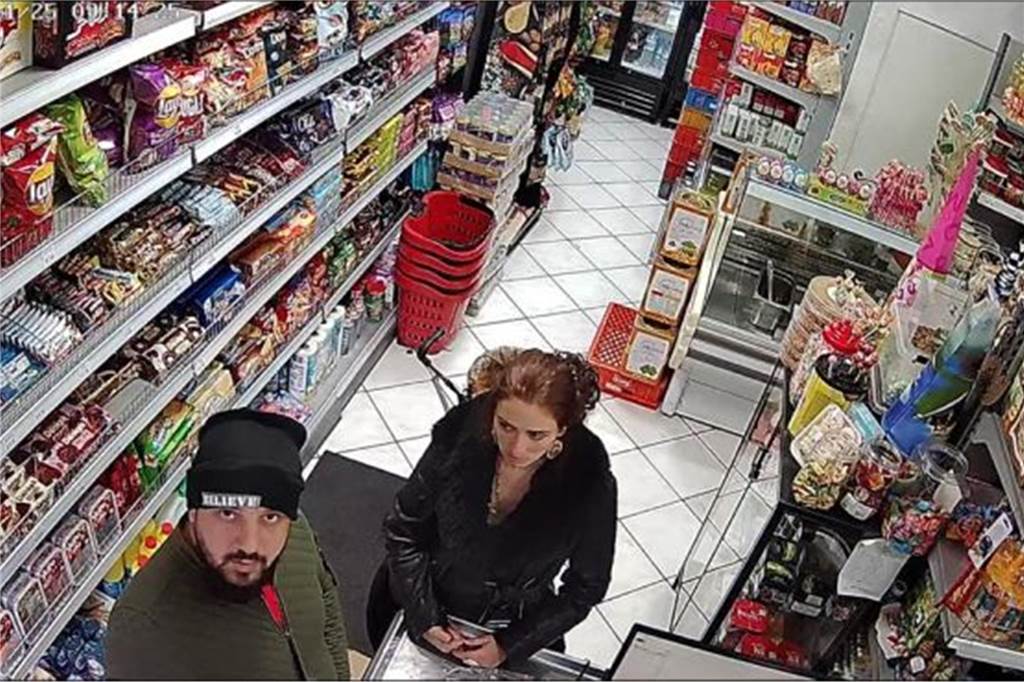 Polizei sucht mit Fotos nach EC-Karten-Betrügern Diese Bild einer Überwachungskamera hat die Polizei Dortmund veröffentlicht. Es zeigt die Tatverdächtigen bei einem Einkauf am 25. November 2022.