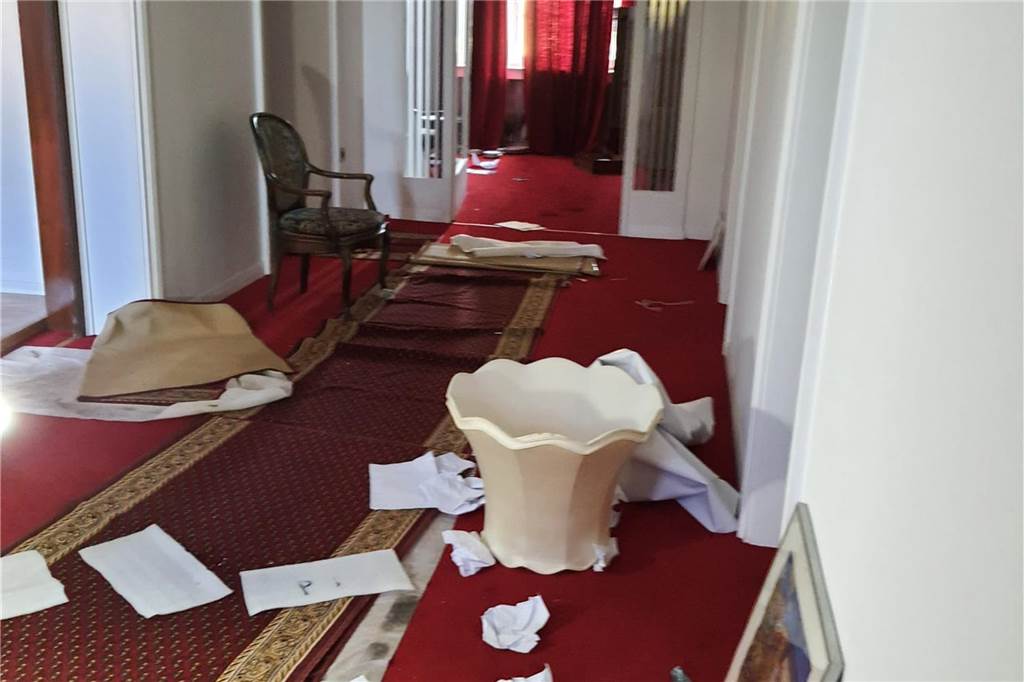 Diese Bilder entstanden am 1. September. Da hatte die Polizei zum zweiten Mal Obdachlose aus Haus Bladenhorst geholt. Auch Einbrecher haben hier und im Nachbarhaus gewütet. Elektroleitungen wurden entfernt, die Heizungsanlage, Türen und Wände wurden eingetreten.
