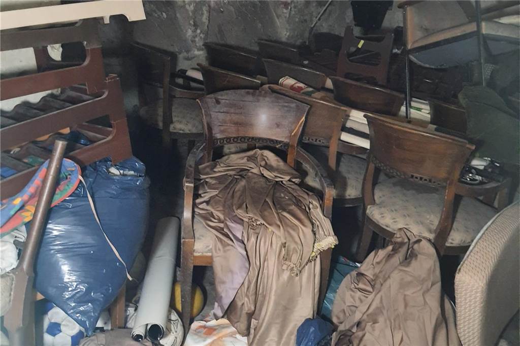Diese Bilder entstanden am 1. September. Da hatte die Polizei zum zweiten Mal Obdachlose aus Haus Bladenhorst geholt. Auch Einbrecher haben hier und im Nachbarhaus gewütet. Elektroleitungen wurden entfernt, die Heizungsanlage, Türen und Wände wurden eingetreten.