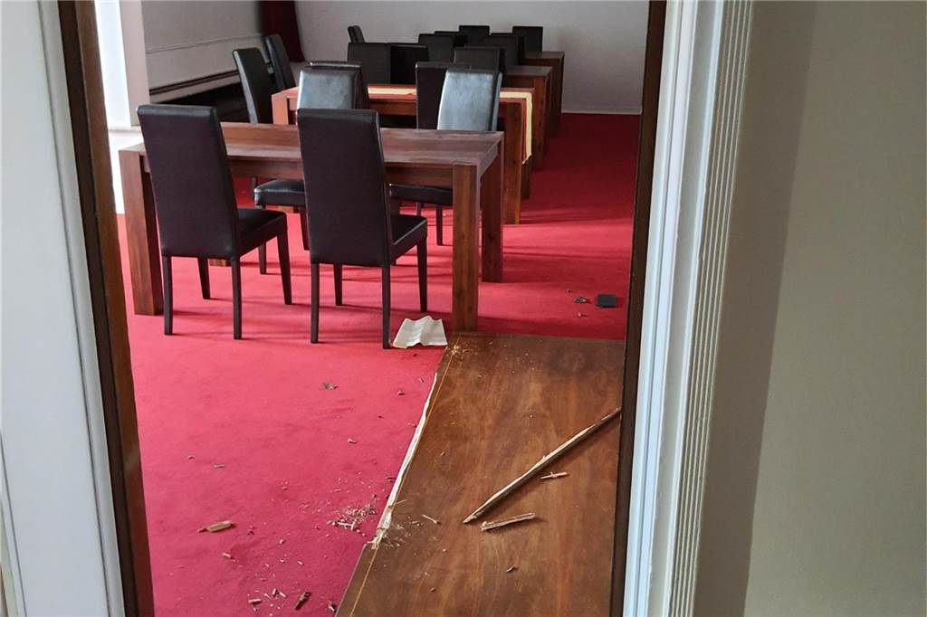 Diese Bilder entstanden am 1. September. Da hatte die Polizei zum zweiten Mal Obdachlose aus Haus Bladenhorst geholt. Auch Einbrecher haben hier und im Nachbarhaus gewütet. Elektroleitungen wurden entfernt, die Heizungsanlage, Türen und Wände wurden eingetreten.