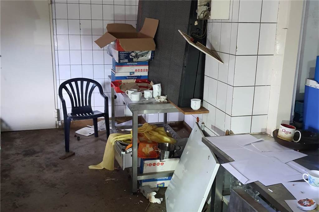 Diese Bilder entstanden am 1. September. Da hatte die Polizei zum zweiten Mal Obdachlose aus Haus Bladenhorst geholt. Auch Einbrecher haben hier und im Nachbarhaus gewütet. Elektroleitungen wurden entfernt, die Heizungsanlage, Türen und Wände wurden eingetreten.