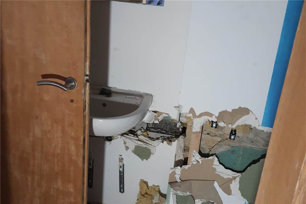 Diese Bilder entstanden am 1. September. Da hatte die Polizei zum zweiten Mal Obdachlose aus Haus Bladenhorst geholt. Auch Einbrecher haben hier und im Nachbarhaus gewütet. Elektroleitungen wurden entfernt, die Heizungsanlage, Türen und Wände wurden eingetreten.