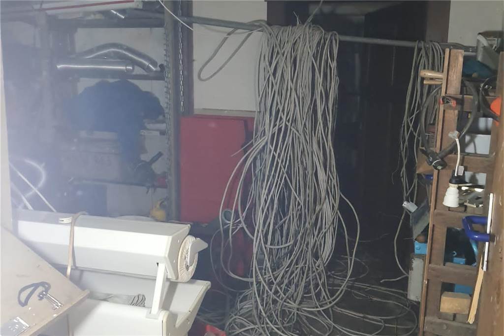 Diese Bilder entstanden am 1. September. Da hatte die Polizei zum zweiten Mal Obdachlose aus Haus Bladenhorst geholt. Auch Einbrecher haben hier und im Nachbarhaus gewütet. Elektroleitungen wurden entfernt, die Heizungsanlage, Türen und Wände wurden eingetreten.