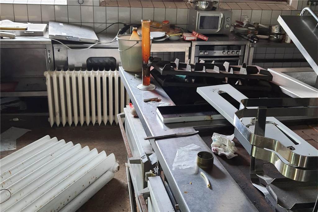 Diese Bilder entstanden am 1. September. Da hatte die Polizei zum zweiten Mal Obdachlose aus Haus Bladenhorst geholt. Auch Einbrecher haben hier und im Nachbarhaus gewütet. Elektroleitungen wurden entfernt, die Heizungsanlage, Türen und Wände wurden eingetreten.