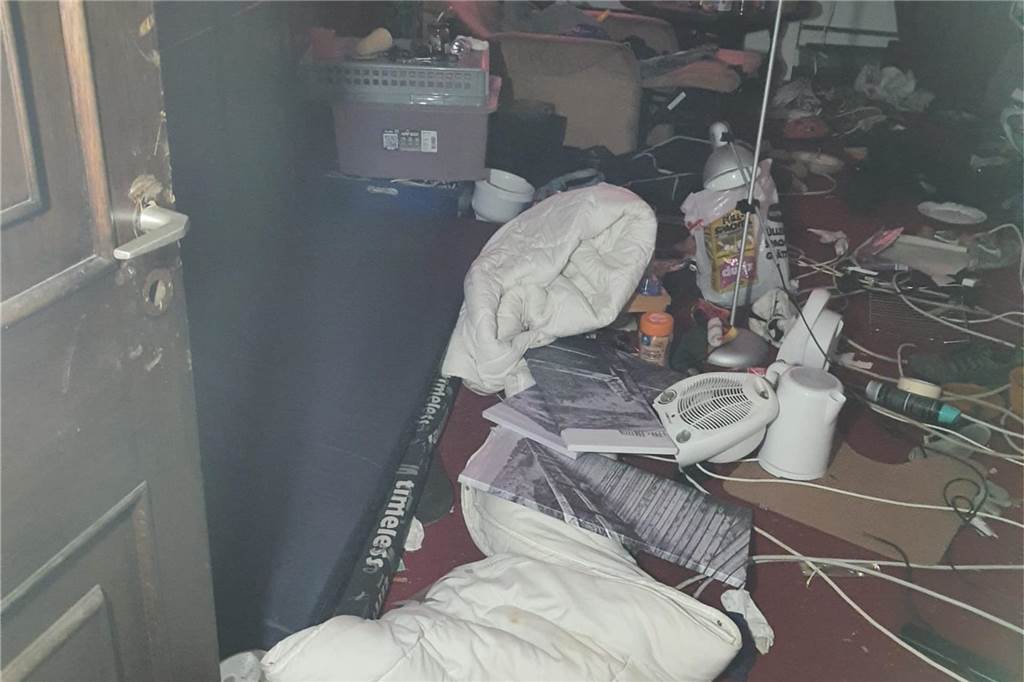 Diese Bilder entstanden am 1. September. Da hatte die Polizei zum zweiten Mal Obdachlose aus Haus Bladenhorst geholt. Auch Einbrecher haben hier und im Nachbarhaus gewütet. Elektroleitungen wurden entfernt, die Heizungsanlage, Türen und Wände wurden eingetreten.