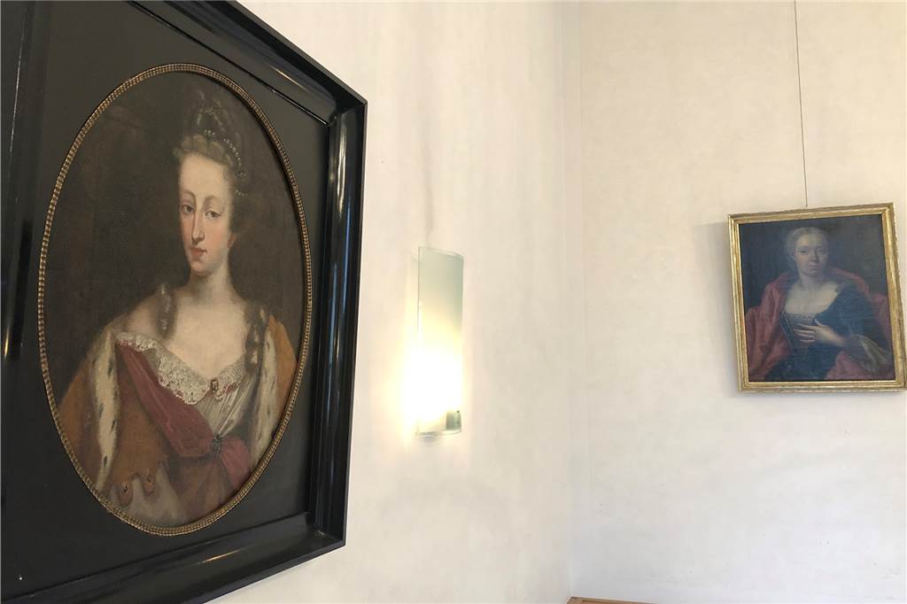 Mit Video: Ein Rundgang durch Schloss Raesfeld - so wohnen Herrschaften Diese Bilder und weitere Bilder hängen im Vorraum des Ritterssaals. Wer dort abgebildet ist, weiß man nicht.