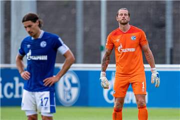 Diese Blicke sagen mehr als 1000 Worte: Benjamin Stambouli (l.) und Ralf Fährmann sind tief enttäuscht.