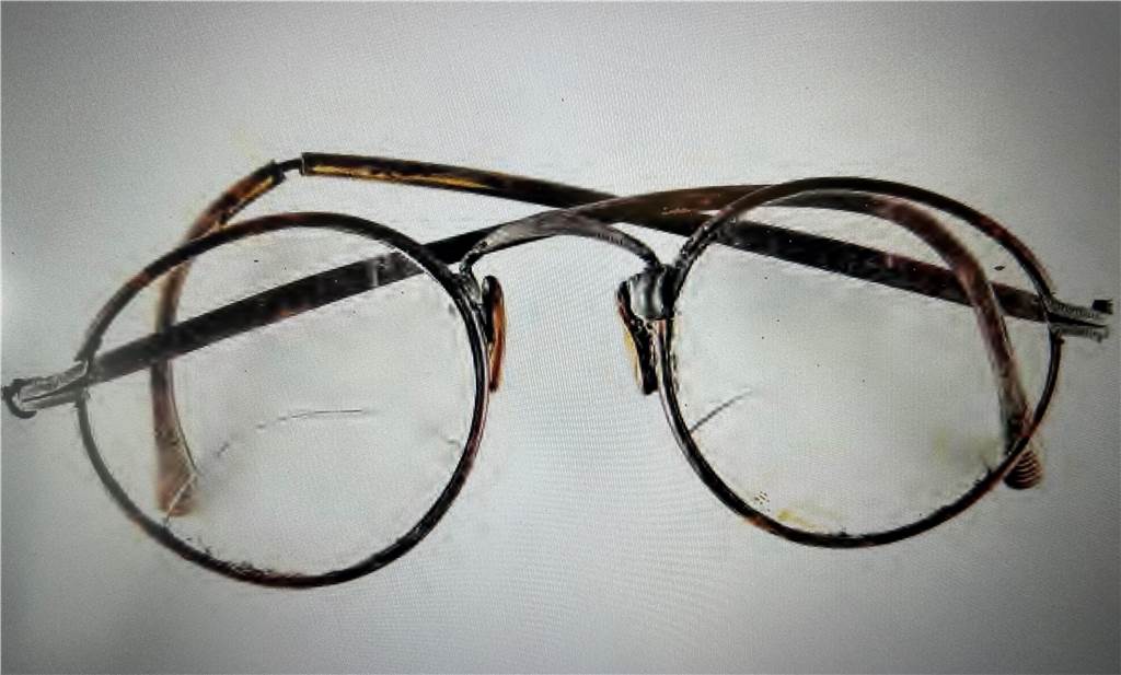 Diese Brille gehört zu den Fundstücken.