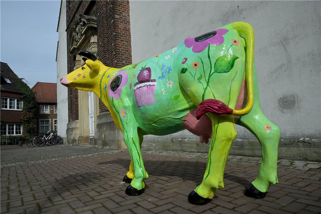 Neue Freiluft-Ausstellung: Nordkirchen lässt die ersten Kühe los Diese bunte Kuh gleich einer Blumenwiese. Sie steht vor der Kirche St. Mauritius.