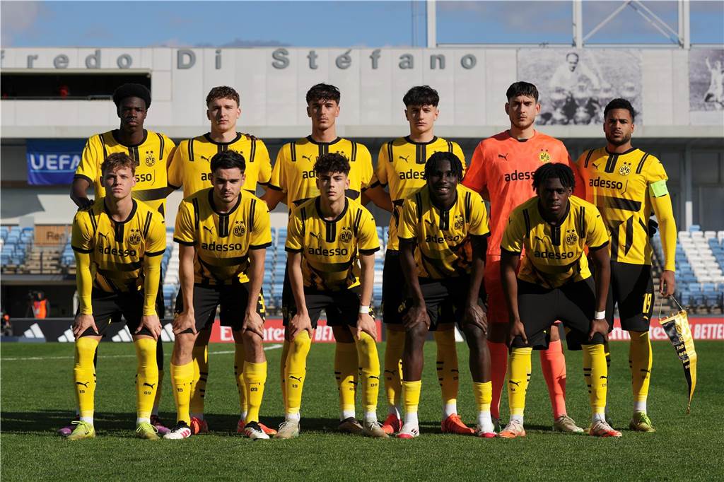 Gelingt der BVB-U19 gegen Real Madrid erneut die große Überraschung?: Youth League live Die BVB-U19-Spieler posieren vor dem Anpfiff in Madrid für ein Mannschaftsbild.
