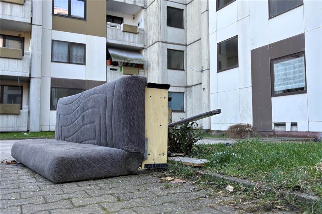 „Schäme mich, wenn Besuch kommt“: Problemhäuser in Nordstadt unter Zwangsverwaltung Diese Couch liegt seit Wochen mitten im Eingangsweg am Wohnkomplex Hackländerplatz in Dortmund.