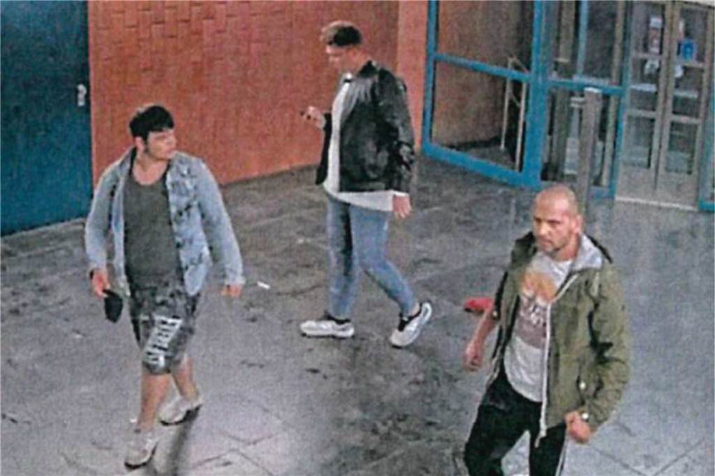 Attacke auf Stadtmitarbeiter – was die Foto-Fahndung bisher gebracht hat Diese drei Männer sollen einen Stadtmitarbeiter krankenhausreif geprügelt haben.