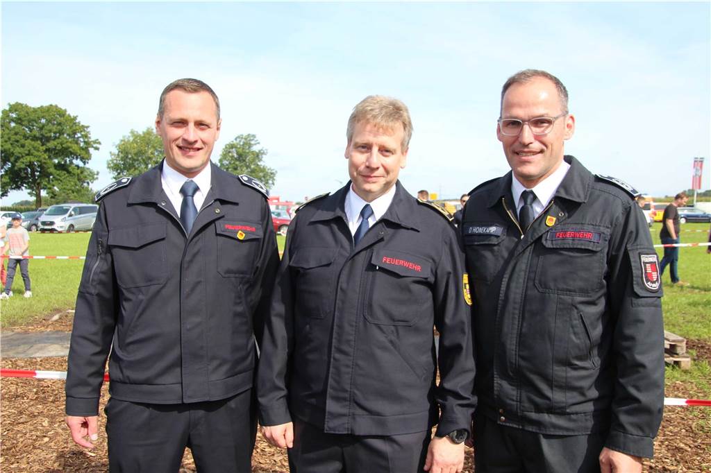 Trockenübung für Ernstfall: 64 Löschgruppen beweisen Fitness und Fachwissen Christoph Gehling (Löschtruppführer Wessum), Marco van Schelve (Übungsleiter), Dirk Honekamp (Leiter der Feuerwehr Ahaus).