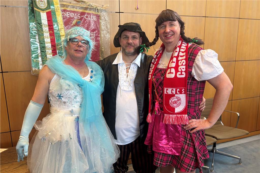 Rote Funken und Co. stürmen das Rathaus: Den Narren ist es gelungen, den Schlüssel zum Rathaus zu erobern.