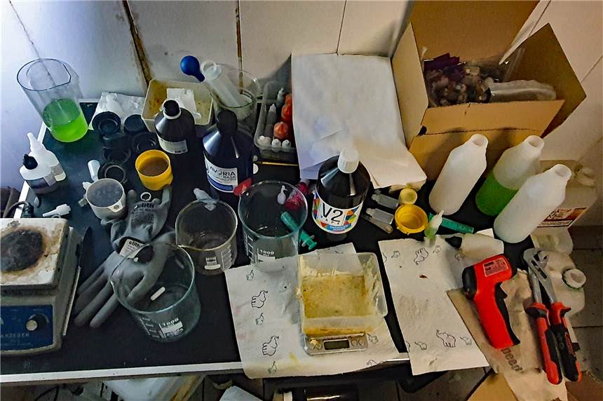 Drogen-Razzia: SEK-Einsatz wegen spezieller Rausch-Cocktails Diese Drogenküche fanden die Ermittler in der Mietwohnung der Tatverdächtigen eines Zechenhauses in Ickern-End.