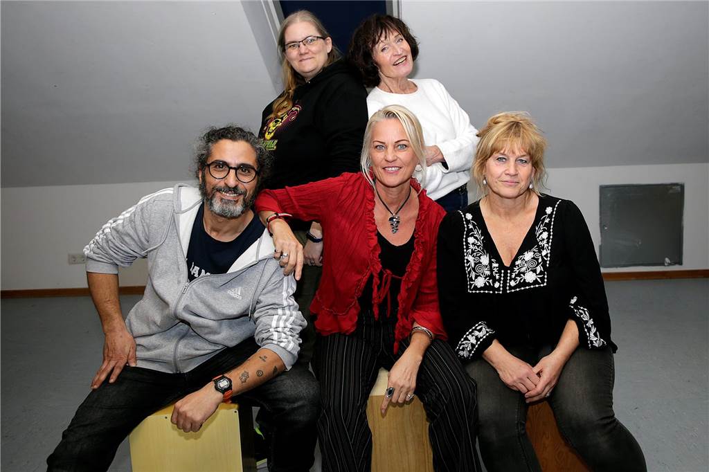 Die „Lossa Gang“ rockt das Trigon beim ersten öffentlichen Auftritt Diese ehrenamtlichen Helfer betreuen die Lossa Gang, v.l.: Mardini Ahmad, Jana Horsch, Mona Jüntgen, Marianne Louis und Ina Kock.