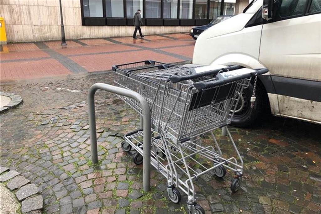 Eine Stadt verkommt zum Friedhof für herrenlose Einkaufswagen Diese Einkaufswagen blockieren einen Abstellplatz für Fahrräder auf der Präsidentenstraße.
