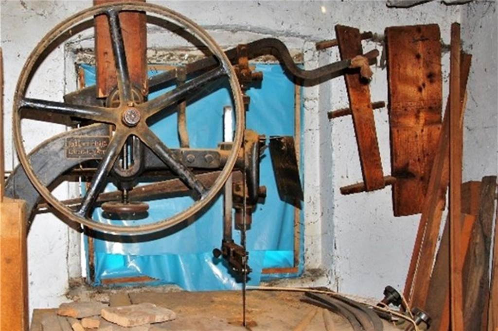Diese elektrische Bandsäge stammt aus dem Jahr 1905 - und war zu dieser Zeit eine echte technische Innovation. Der Schreiner musste nicht mehr von Hand sägen und schaffte trotzdem gerade sowie geschweifte ununterbrochene Schnitte. Er konnte somit schneller und exakter arbeiten. 