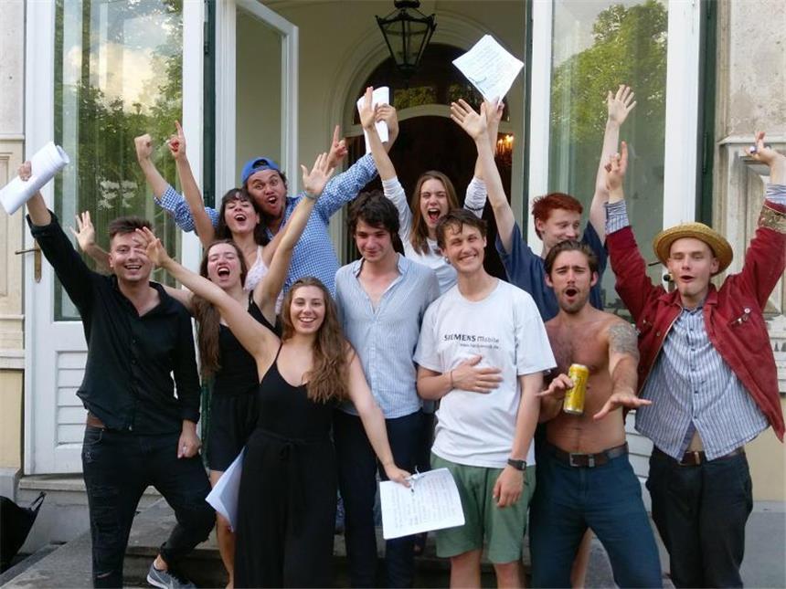 Knallhart: Aufnahmeprüfung am Reinhardt Seminar Diese elf Bewerber freuen sich in Wien darüber, dass sie die Aufnahme an das Max Reinhardt Seminar geschafft haben. Foto: Max Reinhardt Seminar