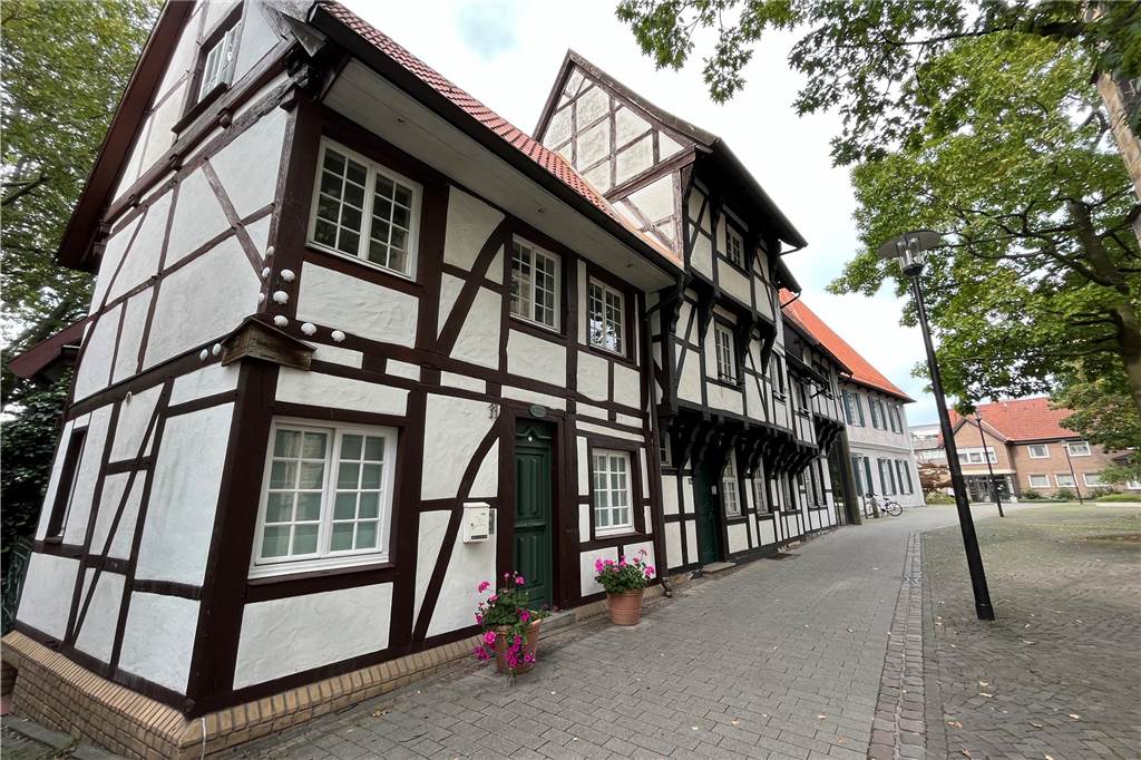 In den Wärmehäuschen am Rande des Kirchhofs von Werne kann man auch wohnen.