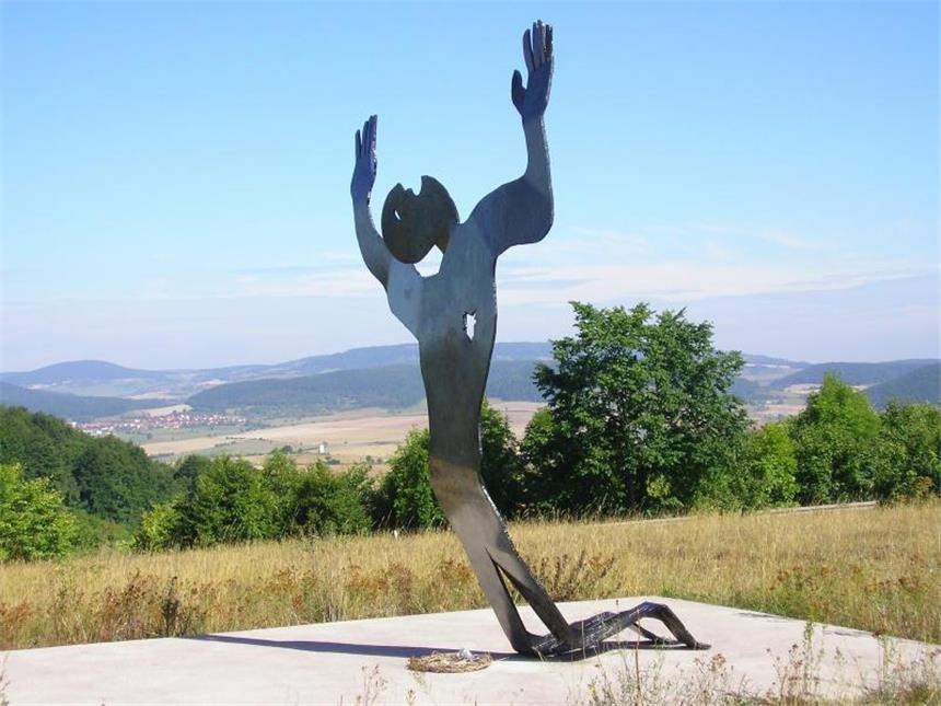 Deutsche Teilung: Zeitgeschichte entlang des Grünen Bandes Diese Figur zeigt einen Menschen, der offenbar beim Weglaufen erschossen wird. Im Skulpturenpark Deutsche Einheit wird die Grenzgeschichte anschaulich. Foto: Aktives Mellrichstadt (am)
