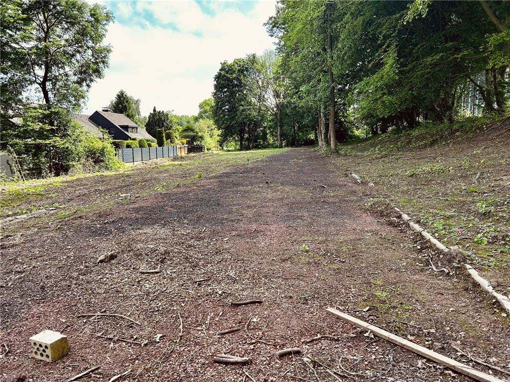 Gerodete Fläche und ein altes Haus – Gerüchte um Kita-Neubau Diese Fläche gehört noch zu der Sportanlage der SF Sölderholz. Hier im Bild die ehemalige 50-Meter-Laufbahn.