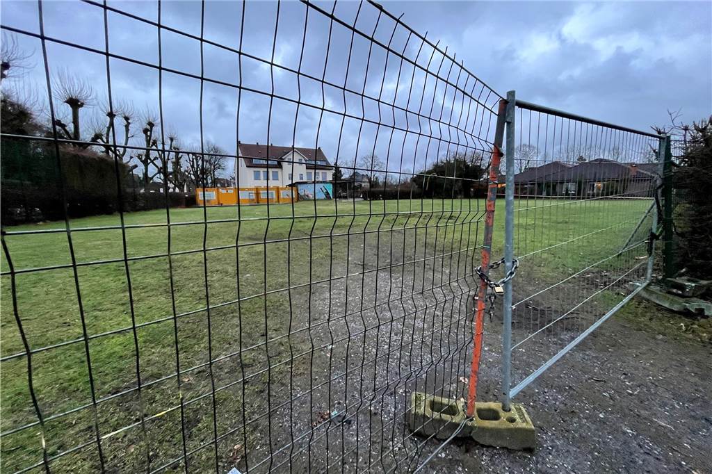 Wie geht’s weiter mit der alten Steintorschule? Diese Fläche hinter der Steintorschule würde die Stadt gerne für Wohnbebauung nutzen.