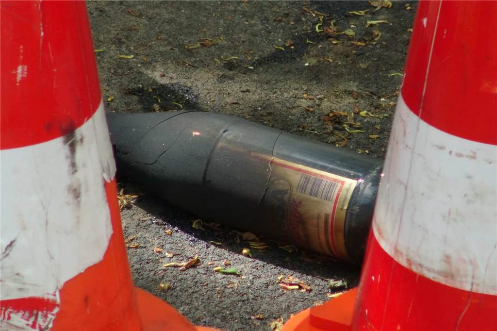 Molotow-Wurf auf Spielplatz: „Ein Meter weiter und die Frau hätte gebrannt“ Diese Flasche hatte der Mann mit einem brennenden Tuch gefüllt und in Richtung zweier Familien geworfen.