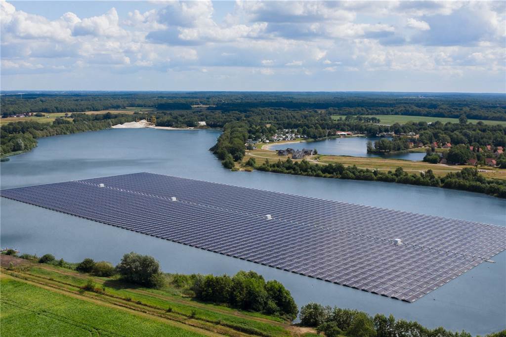 Riesige Solaranlage für den Silbersee III steht in den Startlöchern Diese Floating-PV-Anlage hat die BayWa in den Niederlanden errichtet. Sie entspricht dem gleichen System, das für die Anlage auf dem Silbersee genutzt werden soll.