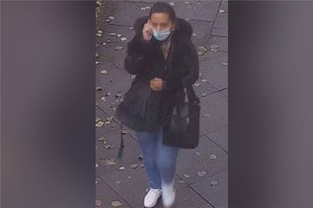 Nach diesen 7 Personen fahndet die Polizei Dortmund aktuell Diese Frau hat offenbar im Zuge eines Betrugs einen hohen Geldbetrag von einem 81-Jährigen entgegengenommen.