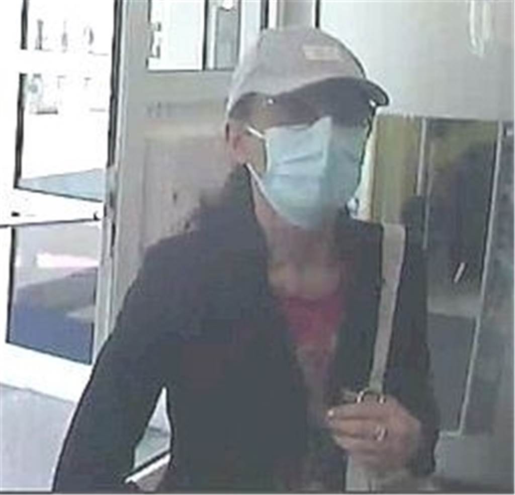 82-Jährige in Hörde bestohlen: Polizei sucht mit Fotos nach der Täterin Diese Frau soll mit der gestohlenen EC-Karte Geld abgehoben haben.