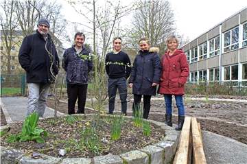 Diese fünf lieben ihren Stadtteilgarten und lassen auf Deininghausen nichts kommen: Manfred Herold (v.l.), Müvlet, Suat und Emine Kinac sowie Ilona Wild.