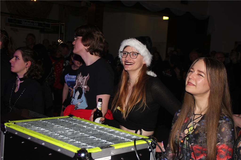 Diese Gäste der ersten X-Mas-Rock-Night in Brambauer haben einen Platz in der ersten Reihe ergattert. 
