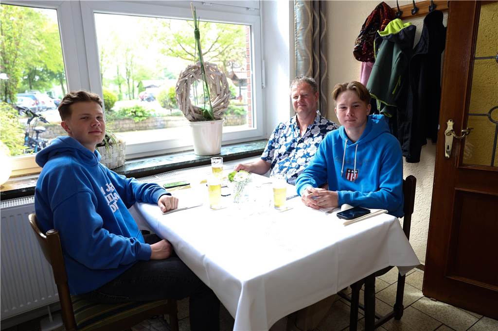 Viele Gäste beim Abschied vom Jakobsbrunnen: „Tiefe Zufriedenheit“ Diese Gäste setzten zum Frühschoppen auf ein Glas Bier und einen Fensterplatz.
