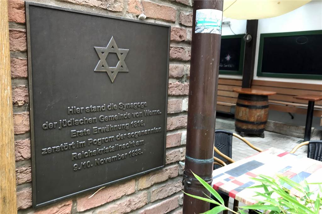 Grüne fordern Straßennamen als „Beitrag zur jüdischen Erinnerungskultur“ Diese Gedenktafel erinnert bereits an den einstigen Standort der Synagoge.