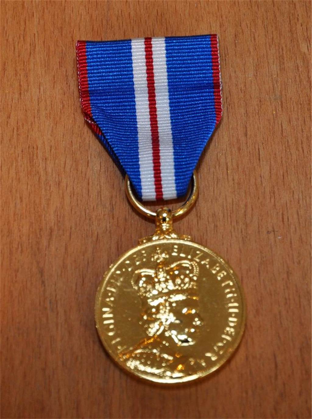 Thron-Jubiläum: Früherer Garde-Soldat aus Cappenberg bewundert die Queen Diese goldene Auszeichnung erhielt Aaron Craig 2002 - zum goldenen Thronjubiläum der Queen.