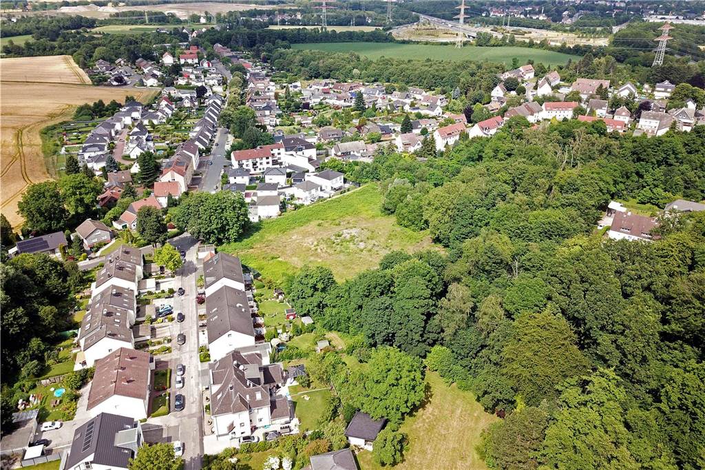 Planer bleibt dran: „Dorloh plus“ im Waldviertel Dingen soll Premium werden Diese grüne Brachfläche war einst Standort der Zechenanlagen von Schacht 3/4 Graf Schwerin. 2025 könnte dort Wohnraum entstehen und das Dorf mit seinen knapp 1000 Einwohnern größer machen.