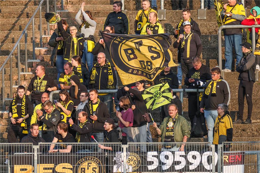 FC Schalke 04 gegen Borussia Dortmund: Historisches Frauen-Derby endet ohne Tore Diese Gruppe BVB-Fans sorgte für viel Stimmung im Parkstadion.