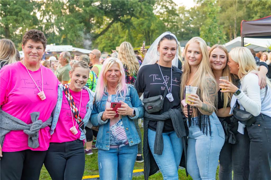 Spenden-Aktion bei „We love Lünen“: Über 80 Typisierungen und Schuhversteigerung Diese Gruppe hatte sich die "We love Lünen"-Party für einen Junggesellinnen-Abschied ausgesucht.