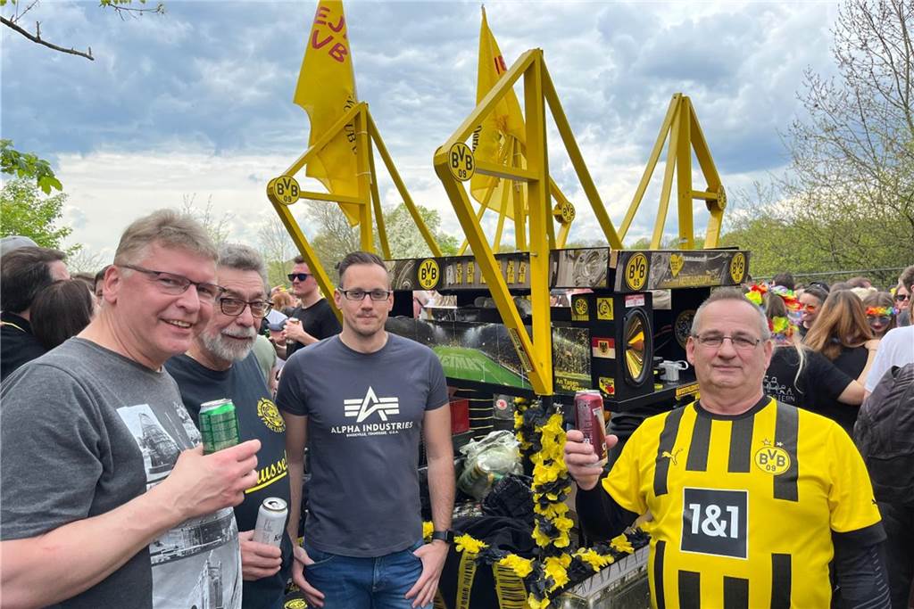 Diese Gruppe ist seit einigen Jahren bei der Maifeier in Lünen dabei - inklusive des selbst gebauten Wagens im Stile des Signal Iduna Parks.