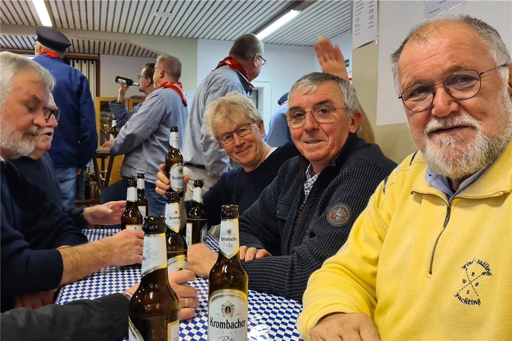 Schlöffken ist zurück: Ohne Krammarkt, aber mit gelebter Tradition Diese Gruppe Nienborger kommt schon seit Jahren zum Schlöffkenfest und sitzt immer am gleichen Tisch. Das habe sich im Laufe der Zeit so ergeben.