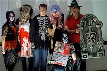 Diese gruseligen Gestalten warten am 31. Oktober in der Profilschule auf „Kundschaft“.