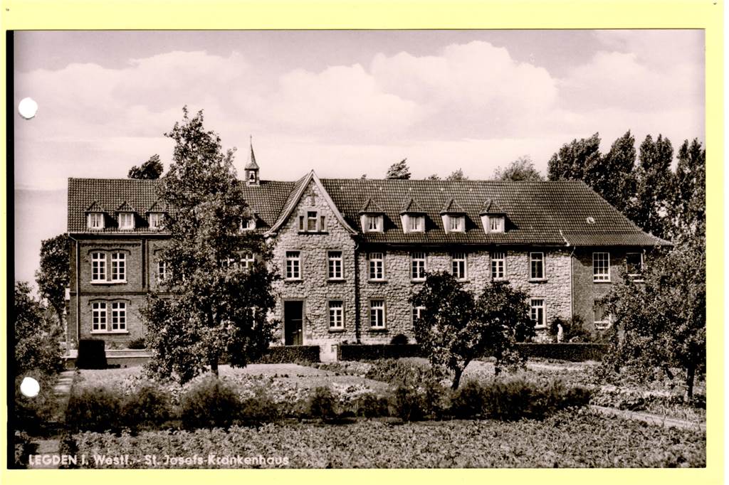 Vom Krankenhaus zum Altenwohnhaus: 150 Jahre Geschichte und Geschichten Diese historische Aufnahme zeigt die unterschiedlichen Bauphasen des Krankenhauses: links 1872, Mitte 1923 und rechts 1958.