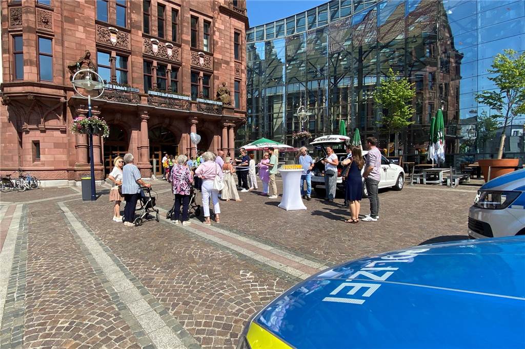 Mirko und Marko haben geheiratet: Zwanzig Polizisten schauten zu Diese Hochzeit bekommt Besuch von der Polizei. Die Beamten sind aber privat hier.
