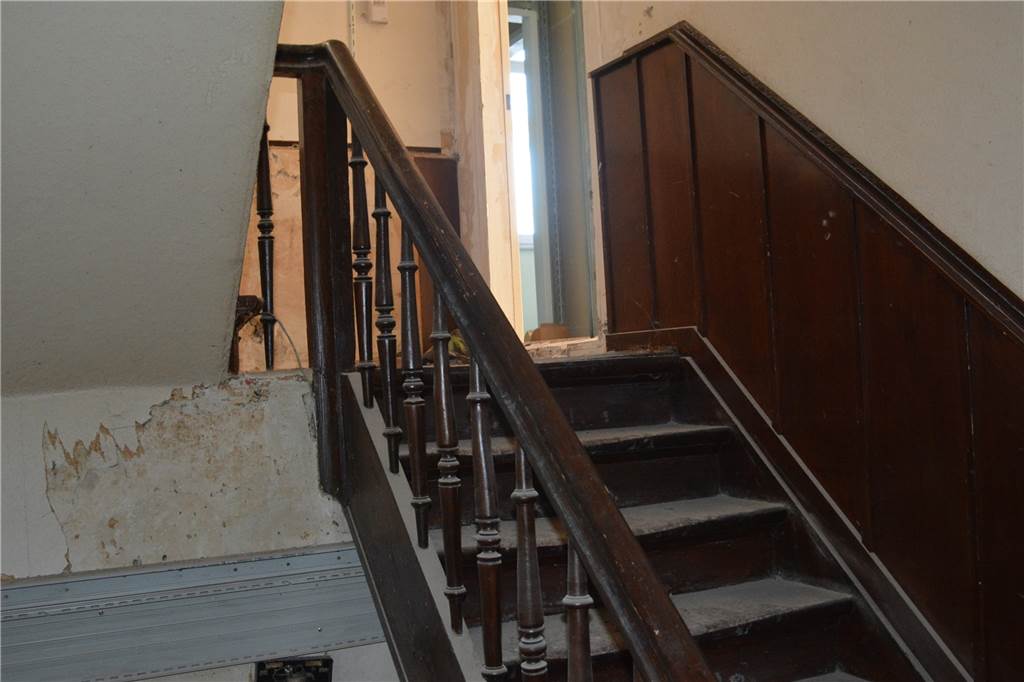 Aus Café Muse wird Café Extrablatt: Unter dem Putz zeigt sich das Elend Diese hölzerne Treppe ist denkmalwert, sagt die Denkmalbehörde. Architekt Tobias Mauritz sieht das anders.