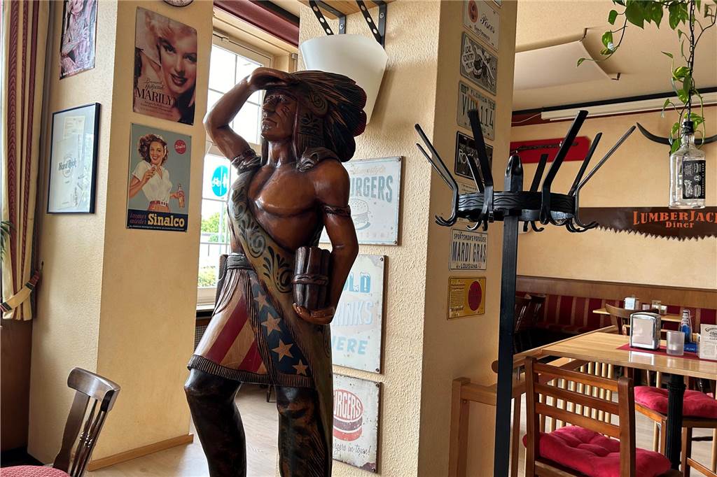 Zehn Jahre Lumberjack’s Diner: „Mein Wohnzimmer sieht genau so aus“ Diese Holzfigur gehört zum Lumberjack's Diner dazu.