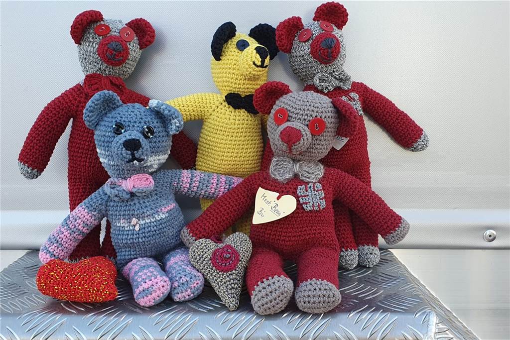 Kreatives Frauen-Trio aus Herbern werkelt für die Ukraine-Hilfe Verschiedene handgemachte Teddys.